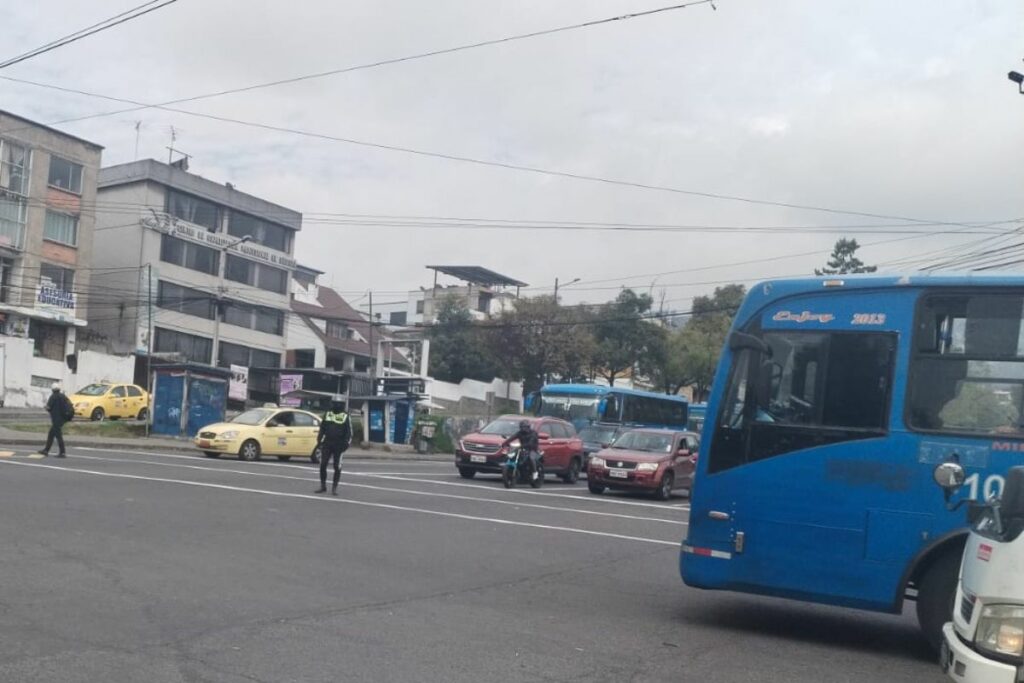Los agentes metropolitanos vigilan el cumplimiento del Pico y placa.