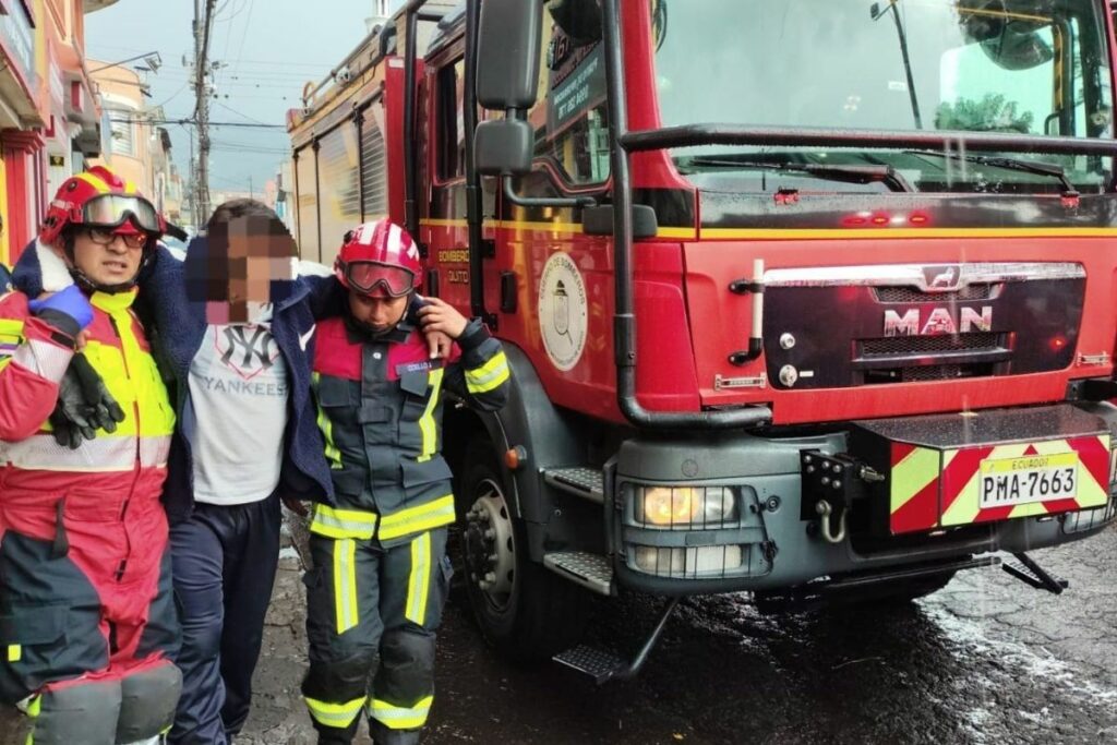 El Cuerpo de Bomberos de Quito asistió a los afectados por la caída de un rayo en Cotocollao. Foto: X