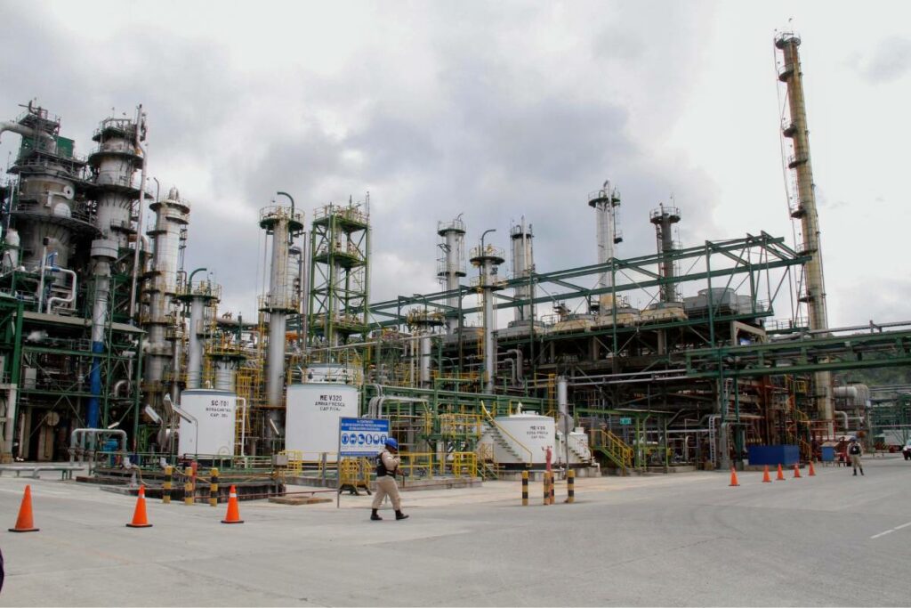 La Refinería de Esmeraldas paralizó sus actividades de manera preventiva por el sismo de este 25 de abril.