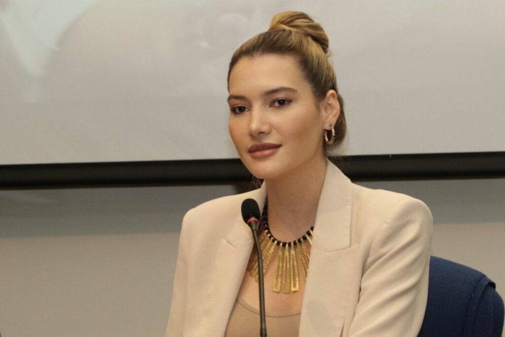 Sade Fritschi, ministra de Ambiente.