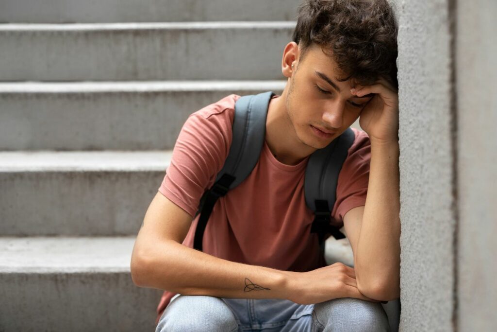 Los jóvenes suelen recurrir a Internet para entender sus luchas emociones. Foto: Freepik