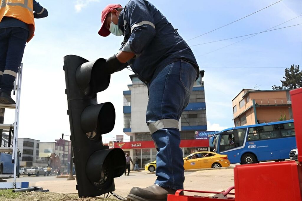 Los nuevos semáforos son modernos, y cuentan con tecnología amigable con el ambiente.Foto: Cortesía Municipio de Quito