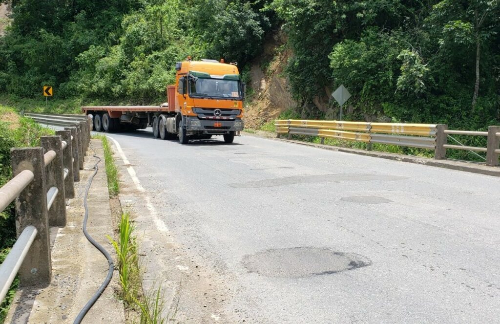 Los transportistas de carga pesada de Ecuador son asaltados diariamente por las carreteras del país. Foto: MTOP