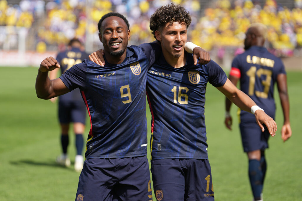 John Yeboah (izq.) y Jeremy Sarmiento (der.) celebran un gol con la Selección de Ecuador antes de la Copa América.