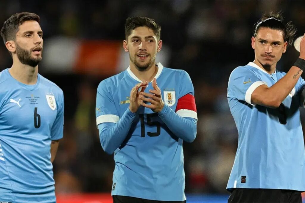 Rodrigo Betancourt, Federico Valverde y Darwin Núñez en un partido con la Selección de Uruguay.