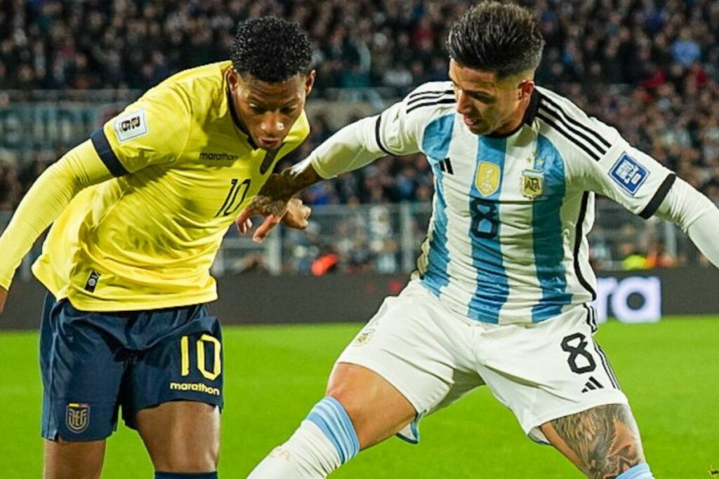 Gonzalo Plata enfrentando a Enzo Fernández en u Ecuador vs. Argentina por Eliminatorias Sudamericanas 2026.