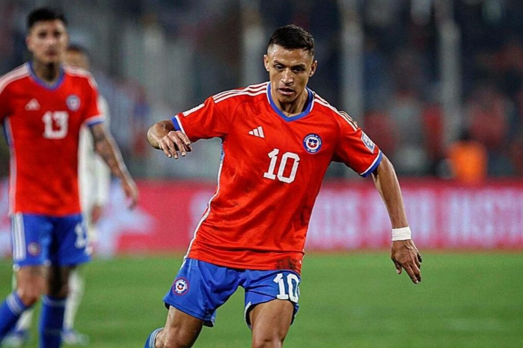 Alexis Sánchez en un partido con la Selección de Chile en las Eliminatorias Sudamericanas 2026. 