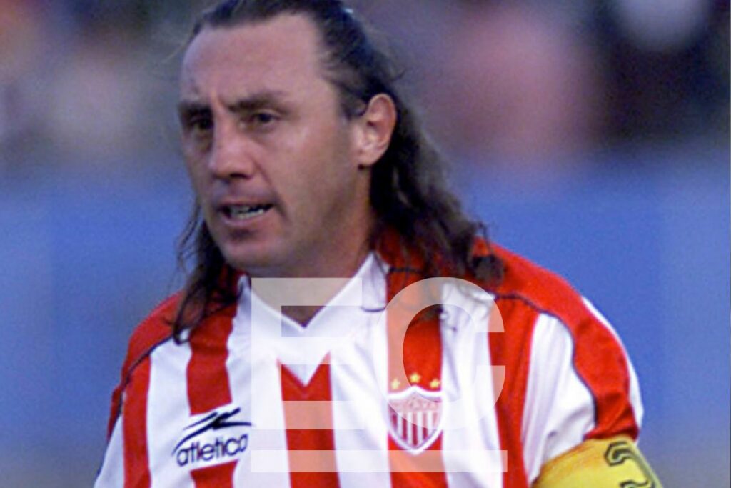 Álex Aguinaga con el Necaxa de México en el 2001.