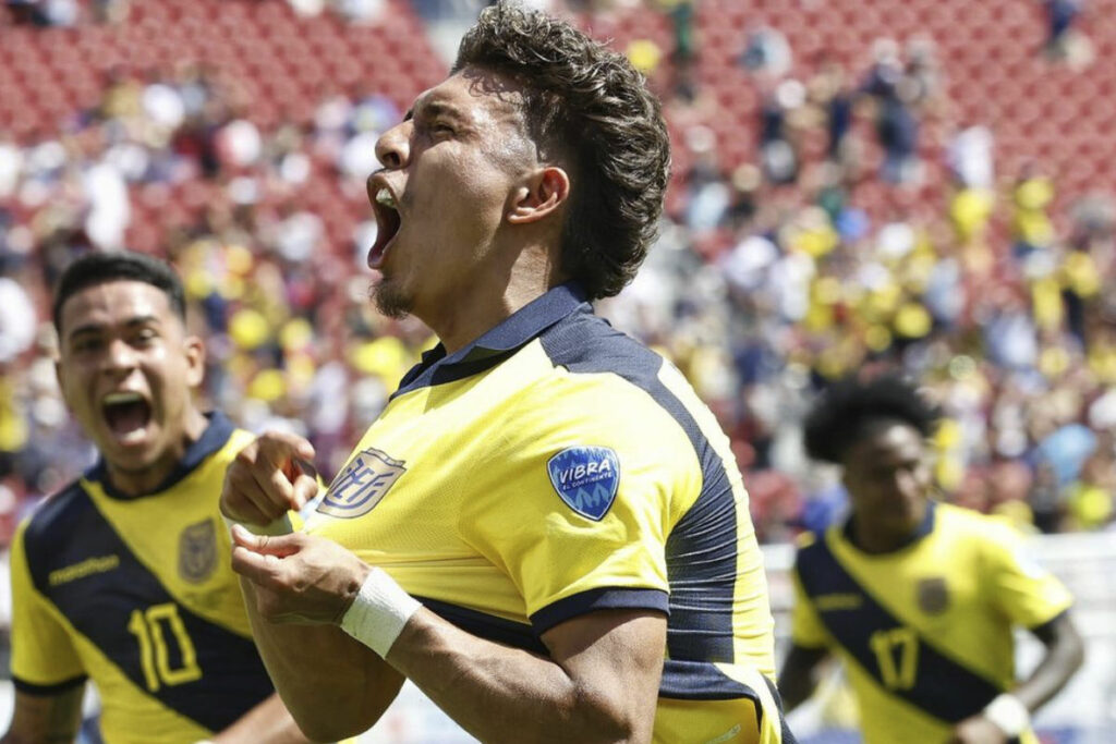 Jeremy Sarmiento celebra un gol con la Selección de Ecuador en la Copa América 2024.