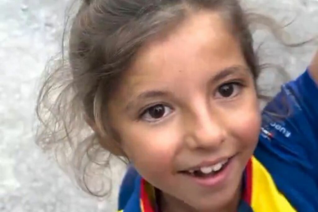 Ella es la niña que tocó a Ronaldo. Foto: screenshot