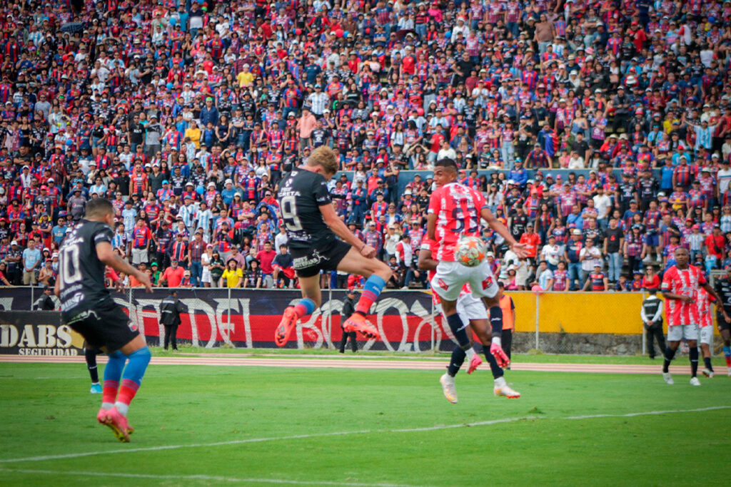 Mauro Cerceta, jugador del Deportivo Quito marcando el empate frente a SD Rayo de Segunda Categoría.