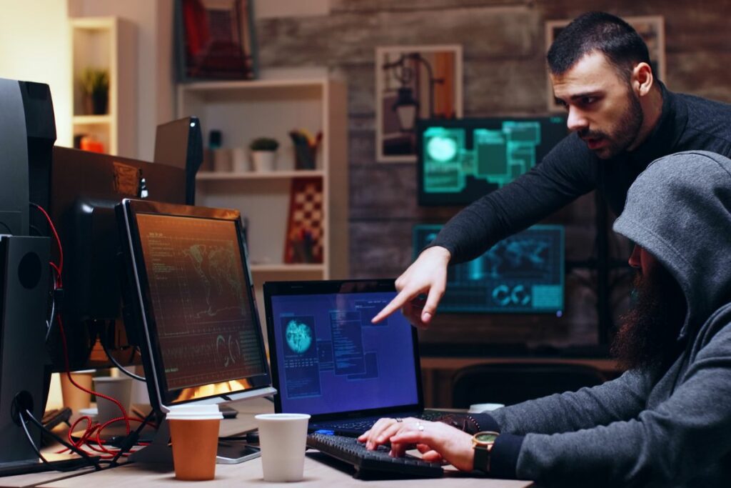 Las redes 'wifi' públicas son esenciales pero conllevan riesgos como ataques de intermediario y 'malware'. Foto: Freepik.