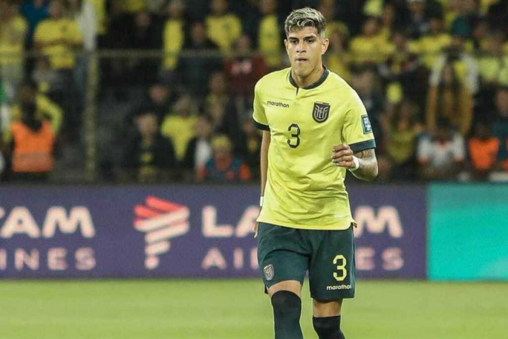 Piero Hincapié en un partido de eliminatorias de la Selección de Ecuador.