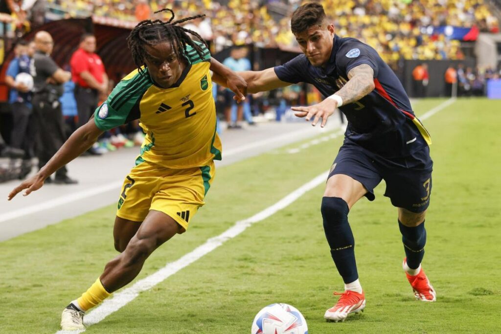 Piero Hincapié (der.) de la Selección de Ecuador en el partido ante Jamaica por la Copa América 2024.