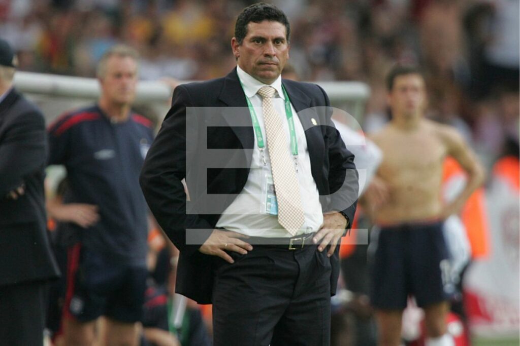 Luis Fernando Suárez como DT de la Selección de Ecuador en el 2006.