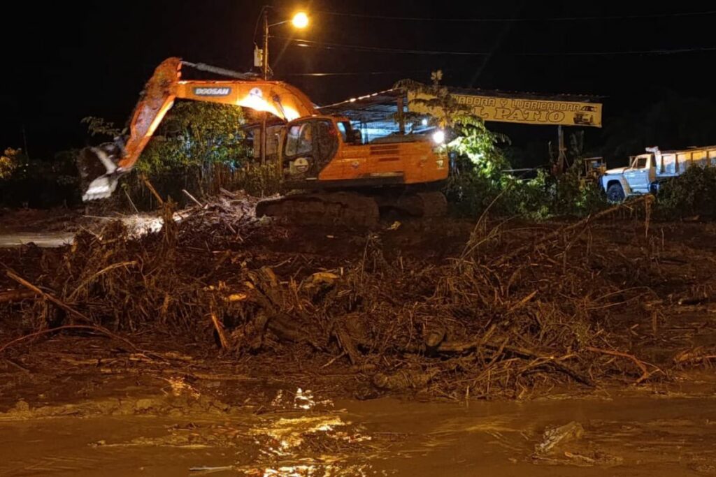 En la vía Portoviejo-Santa Ana, maquinaria trabaja en la limpieza de la vía.