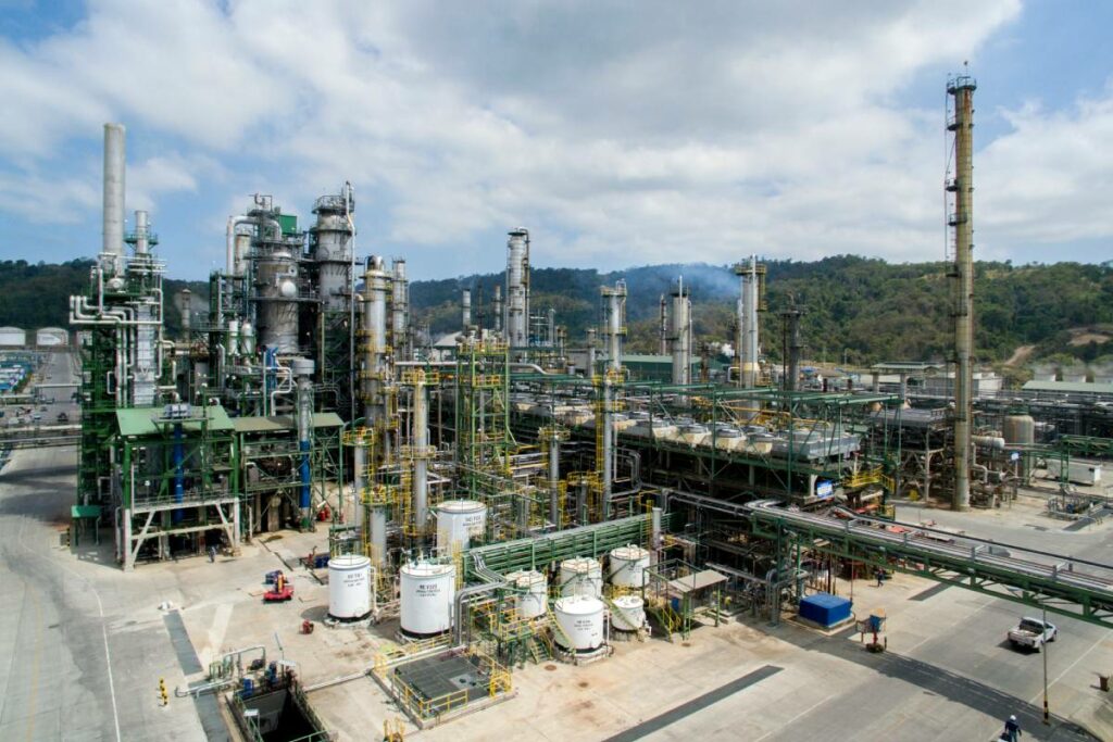 Los técnico de Petroecuador encontraron afectaciones en unidades de la Refinería Esmeraldas por el sismo. Foto: Achivo/Petroecuador
