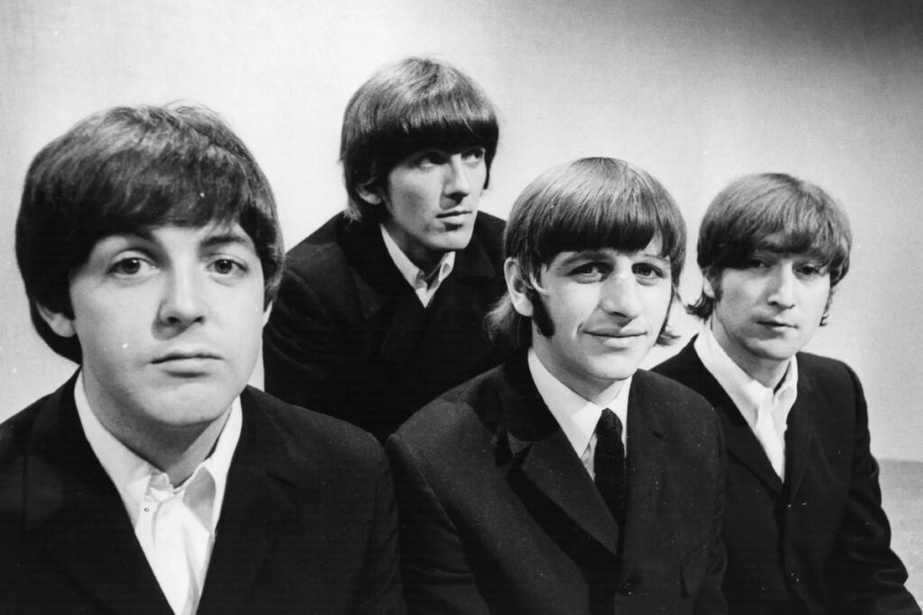 El icónico corte de cabello "Mop-top" de los Beatles se convirtió en un símbolo de la moda de los años 60. Foto: Internet