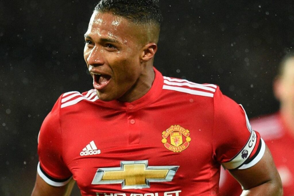 Antonio Valencia durante su etapa como futbolista y capitán el Manchester United.