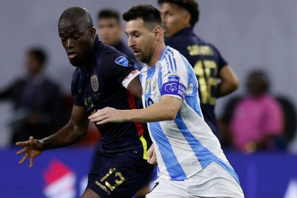 Enner Valencia y Lionel Messi compitiendo en el Argentina vs. Ecuador por la Copa América 2024.