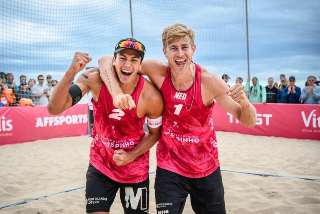 Steven van de Velde (der.) recibió abucheos en su debut en los Juegos Olímpicos de París 2024.