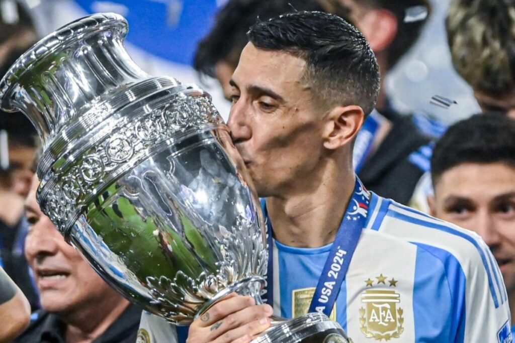 Ángel Di María besando la Copa América que ganó con Argentina en 2024.