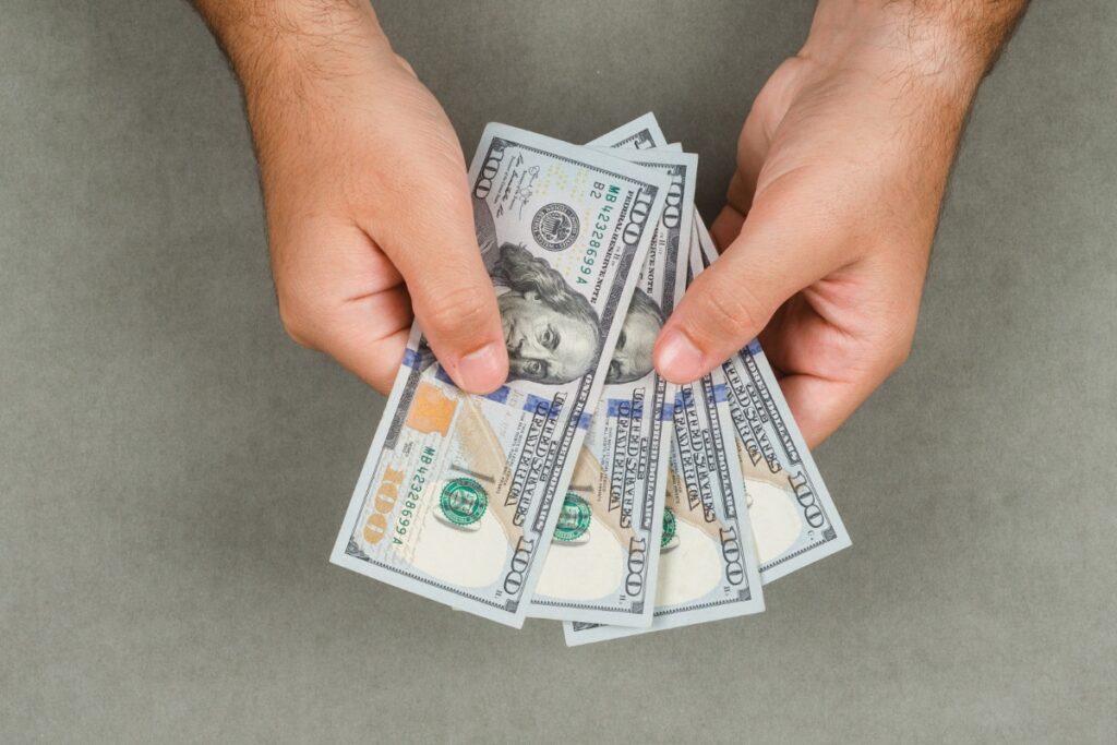 Durante el primer trimestre de 2025, Ecuador recibió 1 302,9 millones de dólares por concepto de remesas desde Estados Unidos.