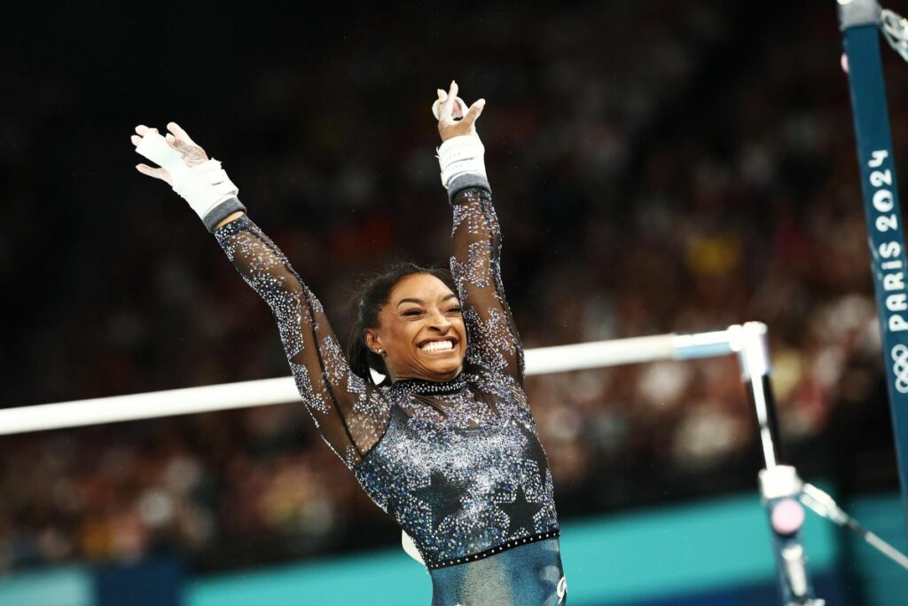 Simone Biles terminó su rutina ovacionada por el público. Foto: EFE.