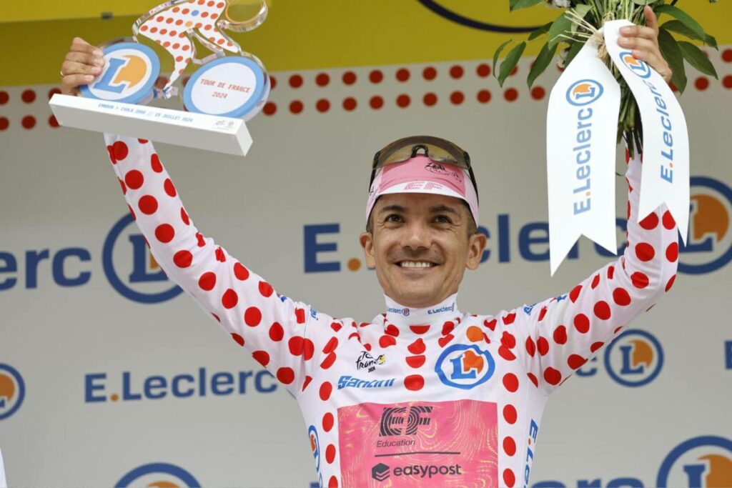 Richard Carapaz con la camiseta de lunares rojos de líder de la clasificación de la montaña en la etapa 19 del Tour de Francia 2024.