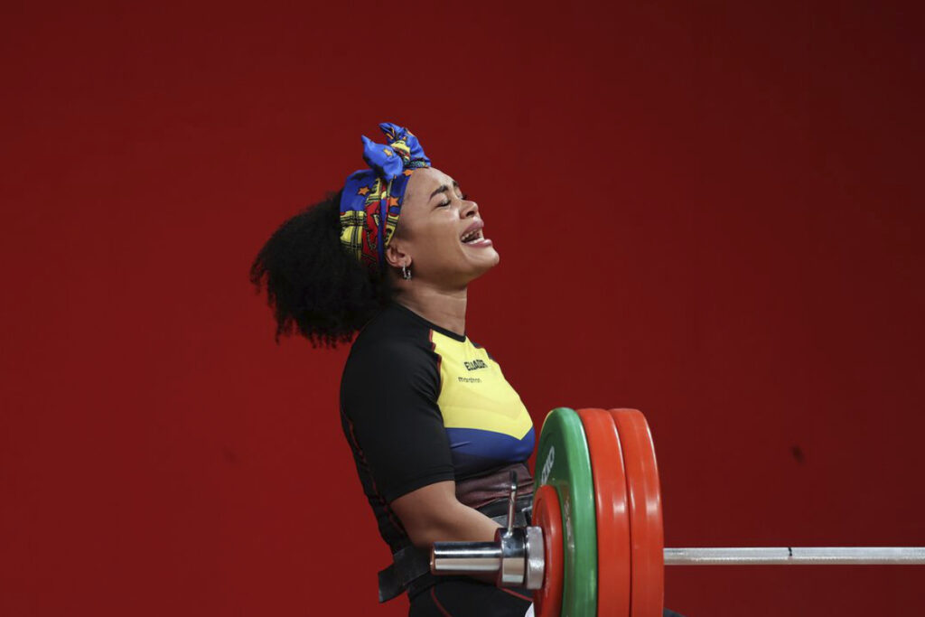 Neisi Dajomes celebra la medalla de oro que ganó en Tokio 2020 en el levantamiento de pesas.