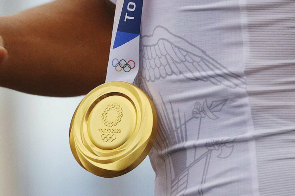 Medalla de oro olímpica ganada por Richard Carapaz en Tokio 2020.