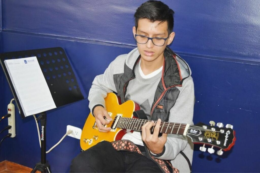 Un alumno toca la guitarra durante sus clases en un curso de verano. Foto: cortesía
