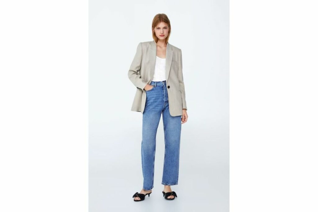 Outfit casual compuesto de unos jeans straight, top blanco y blazer beige de lino. Foto: Pinterest