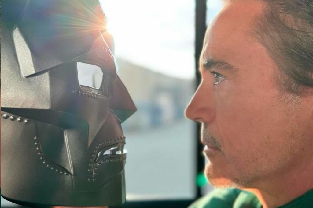 Robert Downey Jr. sostiene la máscara del Doctor Doom, su próximo personaje. Foto: Instagram