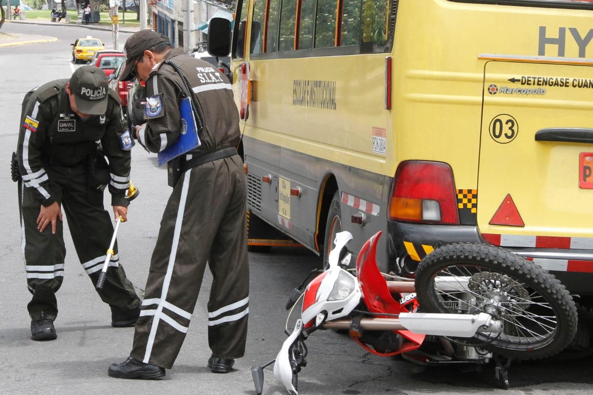 Siniestro de un motococlista y un bus escolar en Quito.