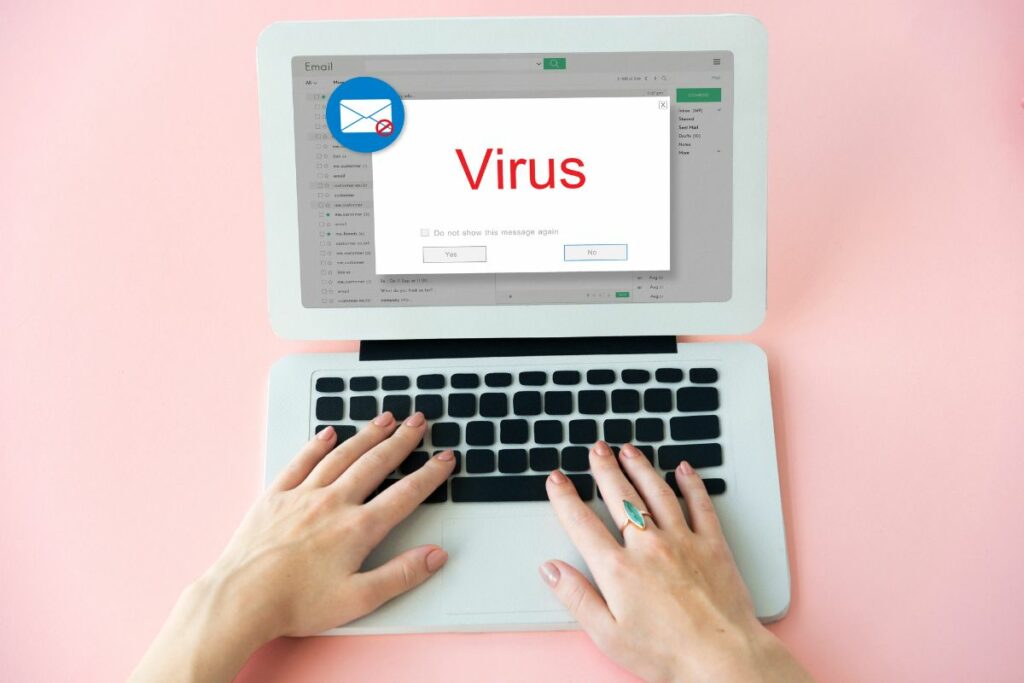 WhatsApp Plus, aunque ofrece ventajas, carece de actualizaciones sincronizadas con WhatsApp oficial, exponiendo tu celular a vulnerabilidades como malware. Foto: Freepik.