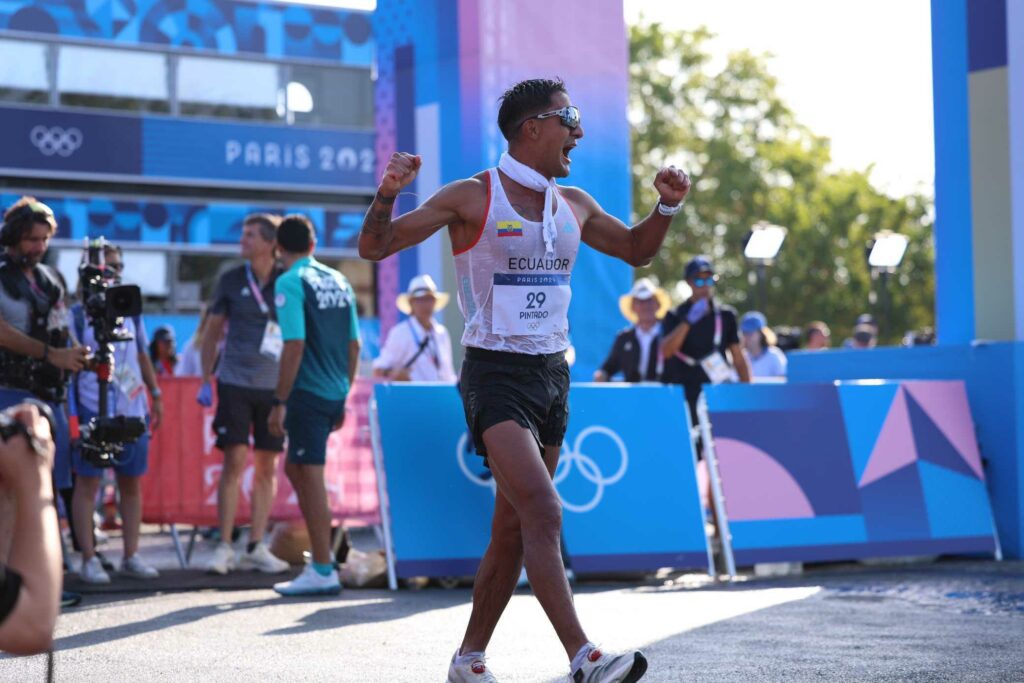 Daniel Pintado al momento de ganar la competencia de marcha en los Juegos Olímpicos de París 2024.