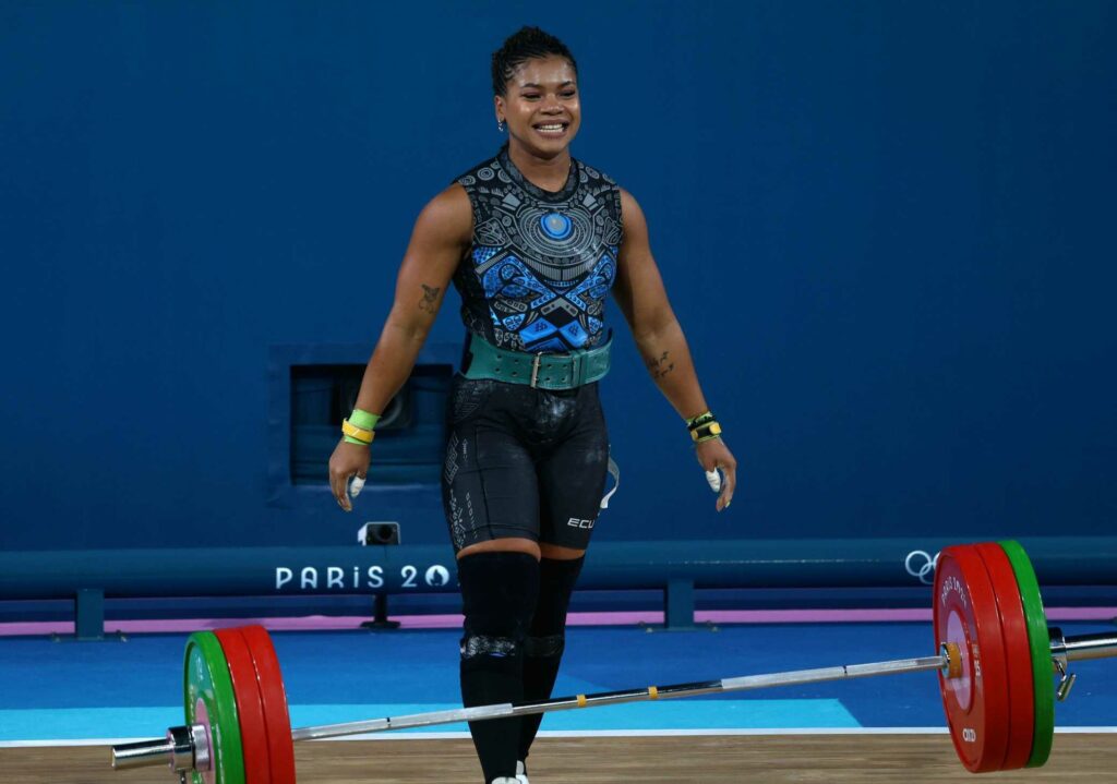 Angie Palacios después de su último intento en pesas para asegurar el bronce en los Juegos Olímpicos de París 2024.