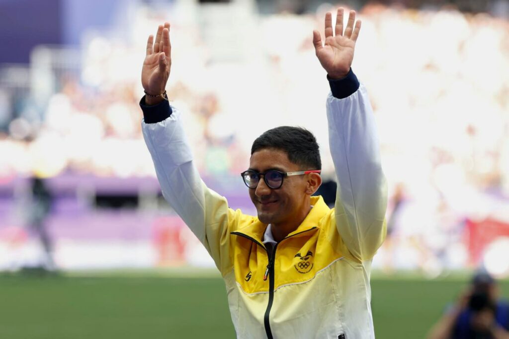 Daniel Pintado celebra en el podio su medalla de oro en los 20 km marcha de los Juegos Olímpicos París 2024. 