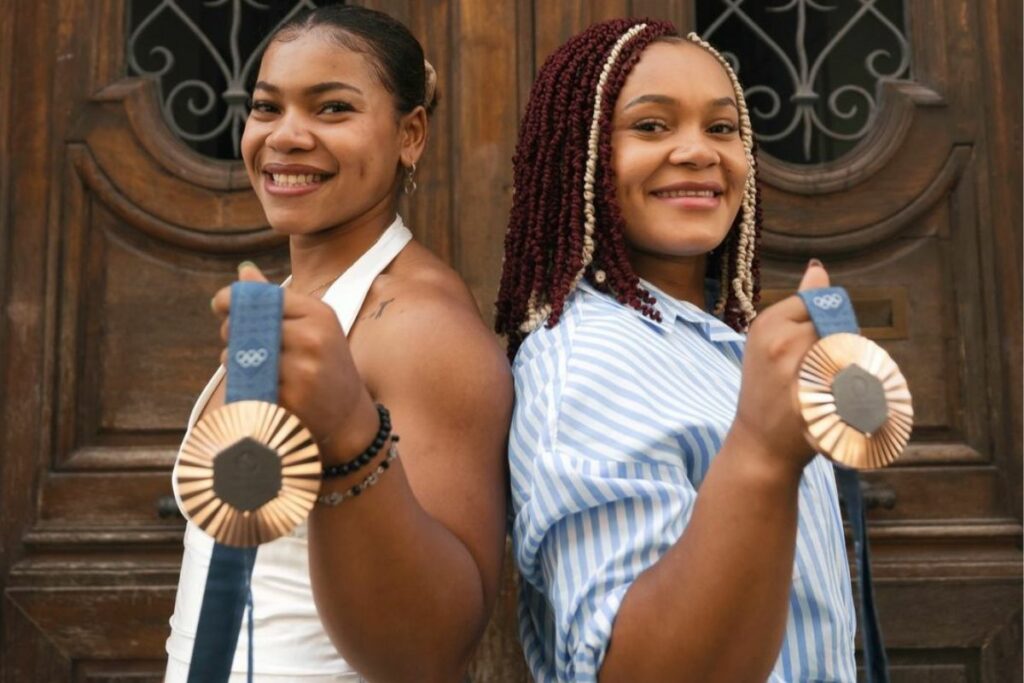 Angie Palacios y Neisi Dájomes con sus medallas en los Juegos Olímpicos de París 2024.