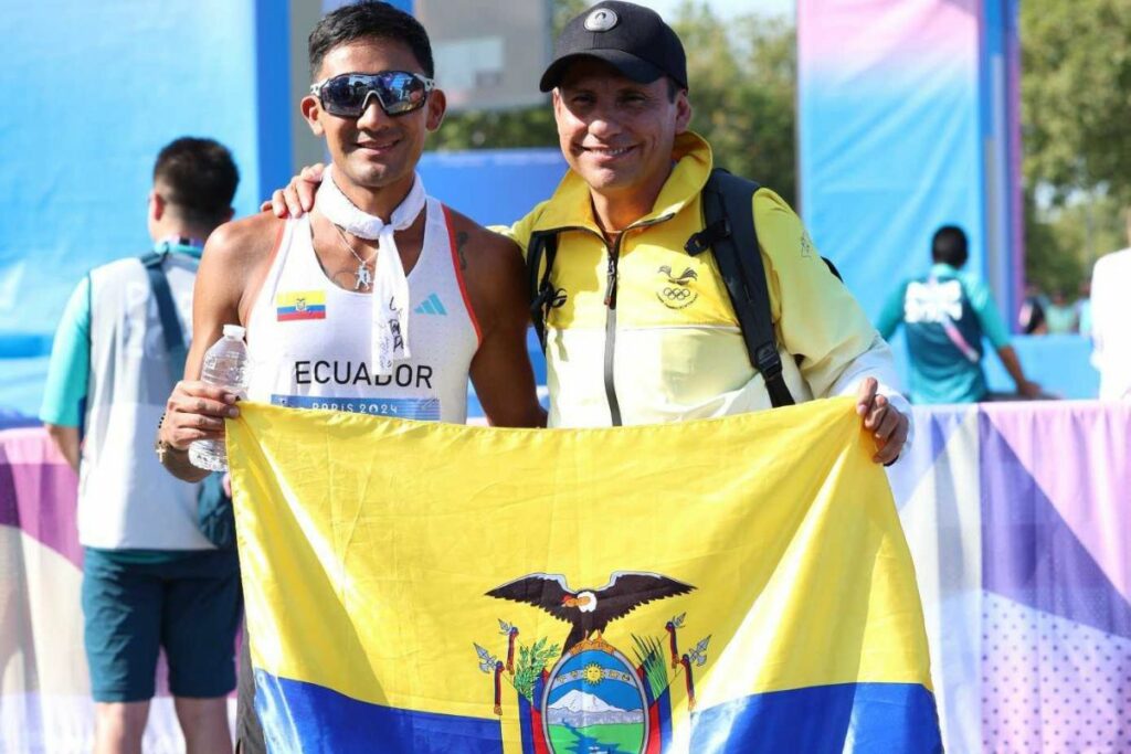 Daniel Pintado junto a Jefferson Pérez tras ganar el oro en los Juegos Olímpicos de París 2024.