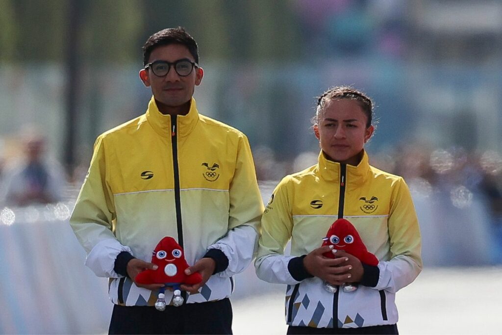 Daniel Pintado y Glenda Morejón en el podio olímpico tras ganar la medalla de plata en los Juegos Olímpicos de París 2024.