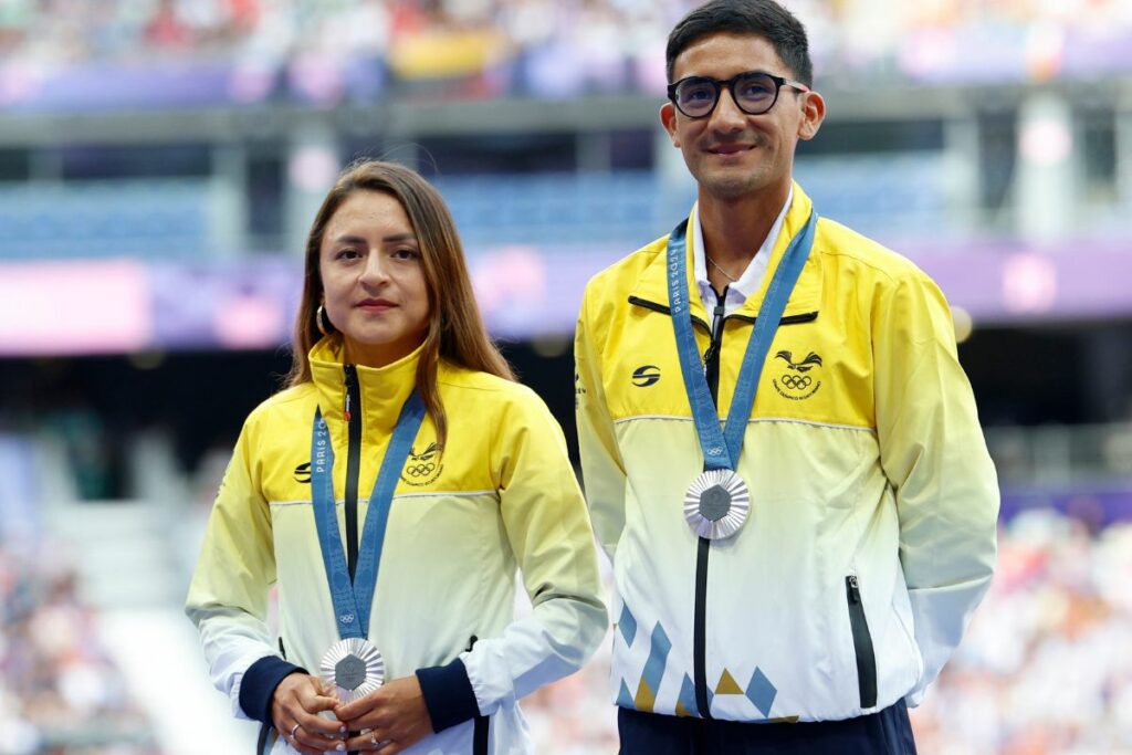 Glenda Morejón y Daniel Pintado con sus medallas de plata en los Juegos Olímpicos de París 2024.