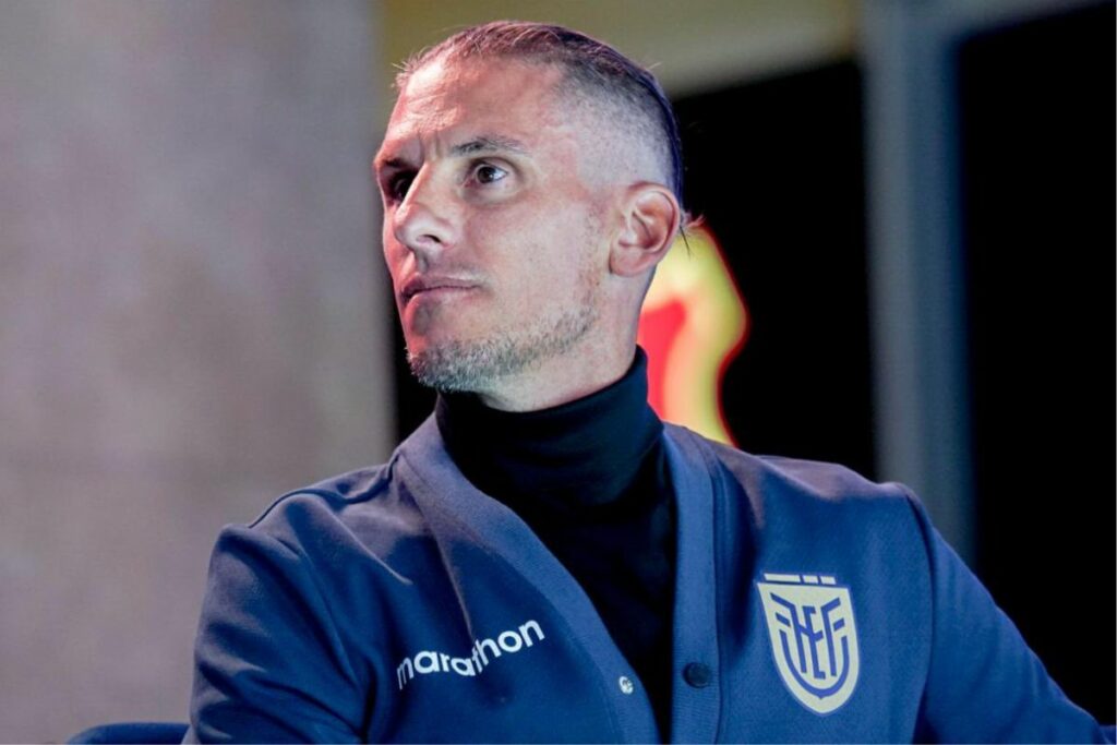 Sebastián Beccacece con la indumentaria de la Selección de Ecuador.