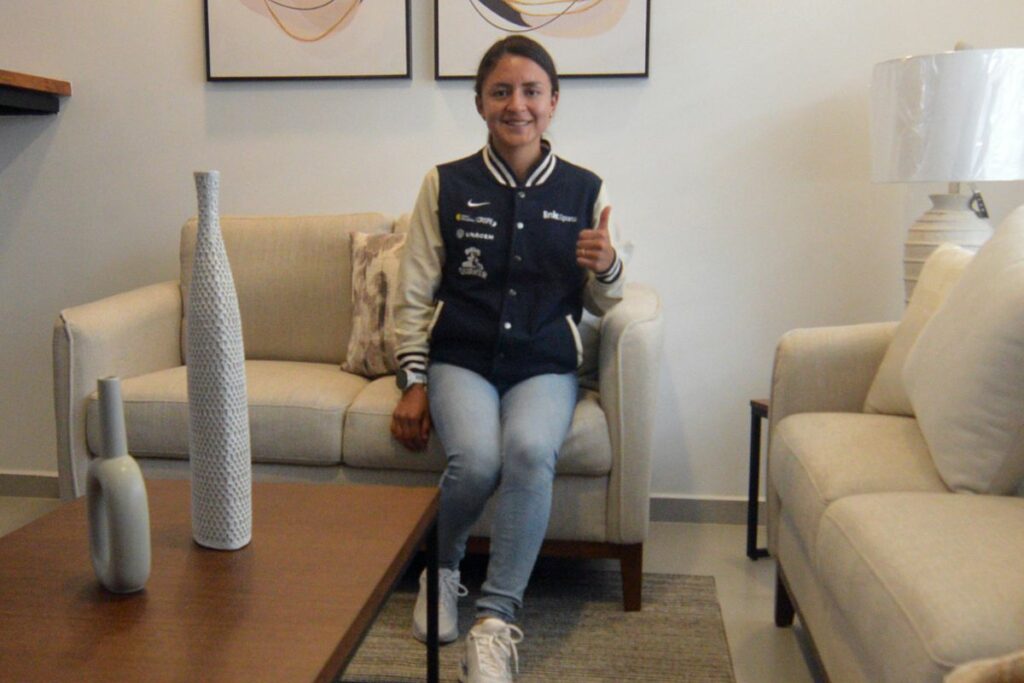 Glenda Morejón posando en su nueva casa, en Cuenca. 