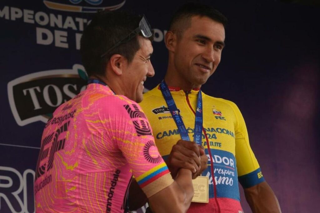 Richard Carapaz (izq.) y Jhonatan Narváez serán parte de la Vuelta a España 2024, con sus respectivos equipos.