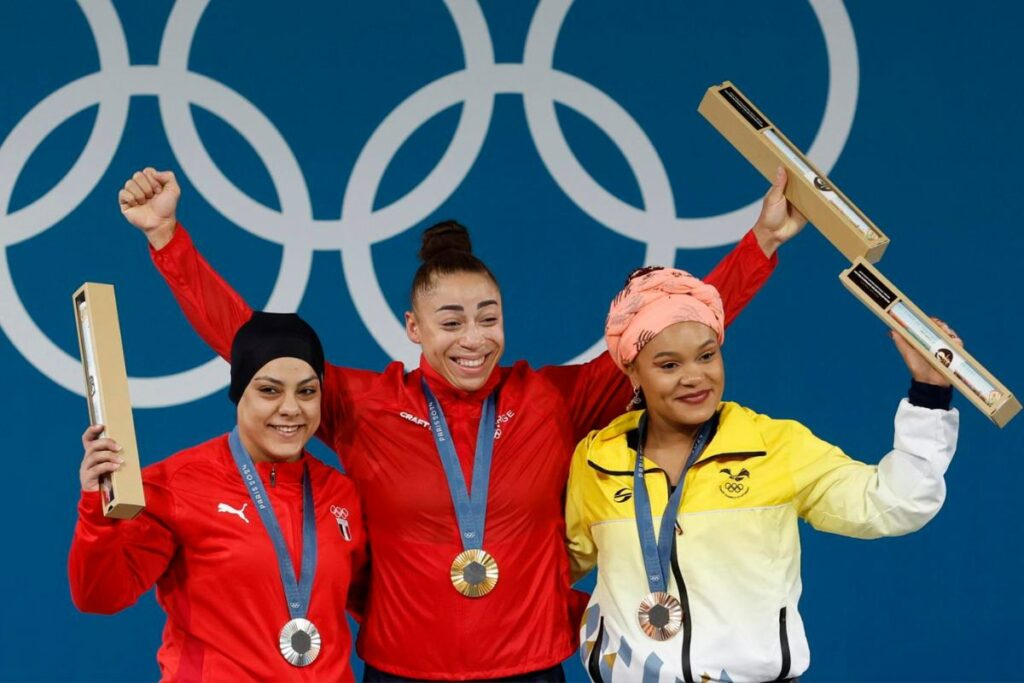 Neisi Dajomes (der.) celebra con su medalla de bronce en el podio de los Juegos Olímpicos París 2024 con la noruega Solfrid Koanda (oro) y la egipcia Sara Ahmed (plata).