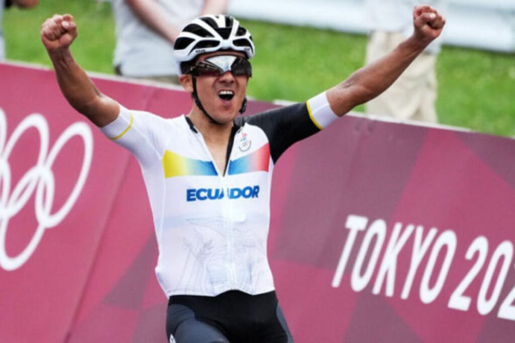 Richard Carapaz ganó la medalla de oro en la prueba de ciclismo de ruta en línea de los Juegos Olímpicos Tokio 2020.