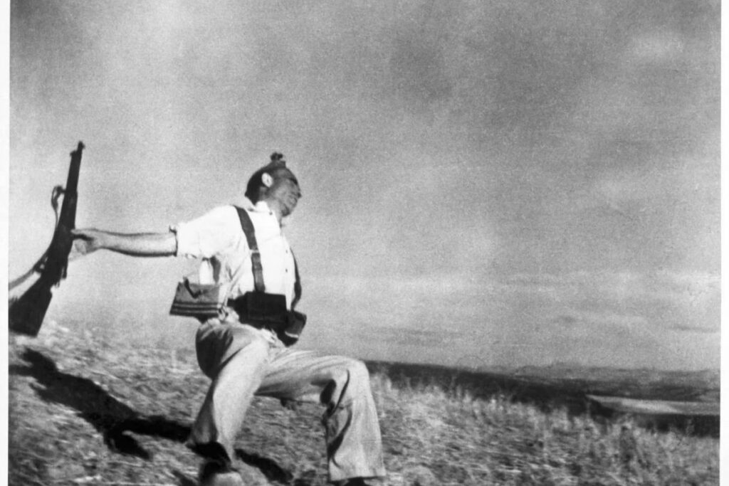 Robert Capa capturó a un miliciano republicano en el momento de su muerte. Foto: historia-arte.com.