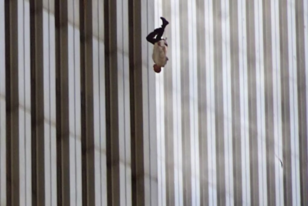 La impactante foto de Richard Drew fue tomada el 11 de septiembre de 2001. Foto: www.infobae.com.